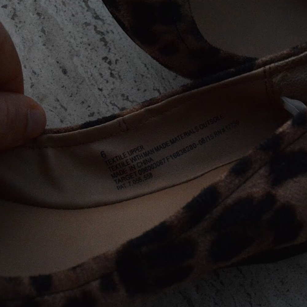 • Cheetah Print Ballet Flats • - Picture 3 of 3